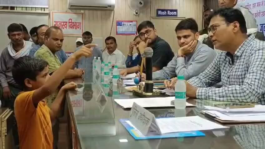 बच्चे के बेबाक अंदाज ने जीत लिया दिल, तुरन्त काम करवाने को मजबूर हो गए डीएम... बच्चे ने कोतवाल से कहा आपका क्या थोड़ा कमीशन मिल जाए तो काम हो जायेगा.... सुने कैसे बच्चे ने डीएम से अपनी बात कही....
#लखीमपुर। गोटैय्याबाग में रहने वाला एक 8वीं का छात्र शनिवार को तहसील दिवस में पहुंचा। उसके घर पर चाचा चाची ने ताला डाल रखा है। मां लोगों के घरों में काम करती है। बच्चे ने बेबाक अंदाज में डीएम से कहा कि उसके घर का ताला खुलवाया जाए। डीएम ने कोतवाल से कहा कि बच्चे का काम देख लो। बच्चे ने तुंरत जवाब दिया, दिखवा नहीं, कहिए ताला खुलवा दे। सुनिए पूरा वीडियो....... #Facebookviralreels #highlights #followers