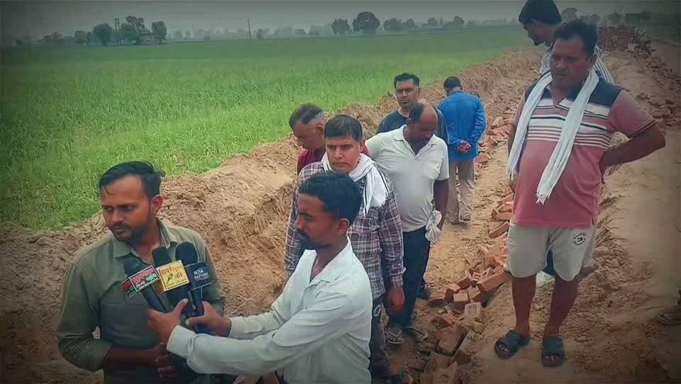 🚨 अम्बाला जिले के सोहाता गांव में सड़क निर्माण पर गंभीर सवाल! 🚨
जनता ने सड़क निर्माण में कथित भ्रष्टाचार और घटिया निर्माण सामग्री की पोल खोल दी।
ग्रामीणों का आरोप है कि सड़क निर्माण के दौरान ठेकेदार द्वारा मिट्टी को उखाड़कर उसी में सीमेंट मिलाकर घटिया गुणवत्ता की ईंटें लगाई जा रही थीं। जैसे ही ग्रामीणों को इसकी जानकारी मिली, उन्होंने तुरंत संबंधित अधिकारियों को सूचना दी।
ग्रामीणों का कहना है कि अधिकारियों ने मौके पर पहुंचकर केवल औपचारिक कार्रवाई की। कुछ निर्माण कार्य हटाया गया, लेकिन न तो ठेकेदार का टेंडर रद्द किया गया और न ही कथित तौर पर इस्तेमाल किए जा रहे घटिया निर्माण सामग्री पर प्रभावी रोक लगाई गई। आरोप है कि अधिकारियों और ठेकेदार की मिलीभगत के कारण सरकारी धन का दुरुपयोग किया जा रहा था।
ग्रामीणों का दावा है कि मामला उजागर होने के बाद सड़क निर्माण का कार्य अचानक बंद कर दिया गया। अब लोगों का आरोप है कि संबंधित अधिकारी अपना पक्ष बचाने के लिए जनता को गुमराह कर रहे हैं।
📢 ग्रामीणों की मांग है कि पूरे मामले की निष्पक्ष और उच्चस्तरीय जांच कराई जाए, दोषी अधिकारियों और ठेकेदार के विरुद्ध कानूनी कार्रवाई की जाए तथा यदि अनियमितताएं सिद्ध हों तो टेंडर रद्द कर सरकारी धन की क्षति की भरपाई कराई जाए।
👉 यदि आपके क्षेत्र में भी विकास कार्यों में अनियमितताएं हो रही हैं, तो आवाज उठाइए। जनता के टैक्स का पैसा जनता के हित में और गुणवत्ता के साथ खर्च होना चाहिए।
#अम्बाला #सोहाता #सड़क_निर्माण #भ्रष्टाचार #जनता_की_आवाज #घटिया_निर्माण #हरियाणा #KurukshetraBhoomi #लोकहित