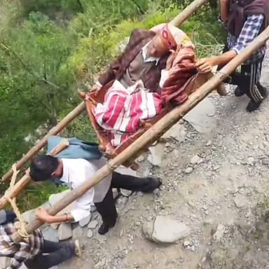 जनजातीय क्षेत्र भरमौर के दुर्गठी पंचायत के वार्ड नंबर-4 में सड़क सुविधा के अभाव की दर्दनाक तस्वीर।
बीमार बुजुर्ग को अस्पताल पहुंचाने के लिए ग्रामीणों ने पालकी का सहारा लिया और कई किलोमीटर तक कंधों पर उठाकर सड़क तक पहुंचाया। यह घटना दूरदराज़ क्षेत्रों में आज भी बुनियादी सुविधाओं की कमी को उजागर करती है। ग्रामीणों ने सरकार और प्रशासन से जल्द सड़क निर्माण की मांग की है।
#ChambaTodayChannel #Chamba #Bharmour #Durgathi #TribalArea #HimachalPradesh #RoadConnectivity
#Palki #GroundReport #RuralIndia #Development #Healthcare
#BasicFacilities #BreakingNews #HimachalNews #ChambaNews
#viralvideo