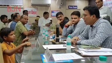 13 साल बच्चे के बेबाक अंदाज ने जीत लिया दिल, तुरन्त काम करवाने को मजबूर हो गए डीएम
लखीमपुर। गोटैय्याबाग में रहने वाला एक 8वीं का छात्र शनिवार को तहसील दिवस में पहुंचा। उसके घर पर चाचा चाची ने ताला डाल रखा है। मां लोगों के घरों में काम करती है। बच्चे ने बेबाक अंदाज में डीएम से कहा कि उसके घर का ताला खुलवाया जाए। डीएम ने कोतवाल से कहा कि बच्चे का काम देख लो। बच्चे ने तुंरत जवाब दिया, दिखवा नहीं, कहिए ताला खुलवा दे। सुनिए पूरा वीडियो
कमेंट करके जरूर बताना कैसा लगा
#BreakingNews #news #UttarPradeshnews #trendingreel #facebookreels #nonfollowers #facebookvideo #FacebookPege #hilights #Balrampur #Utraula # #gonda #gondanews #siddharthnagarup55