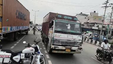 बीच सड़क पर बवाल, बाइक सवार ने डंपर के तोड़े शीशे, सड़क पर जमकर हुआ हंगामा।
#BreakingNews #RoadRage #ViralVideo #DumpTruck #BikeRider #PoliceInvestigation #TrafficDispute #PublicReaction #UttarakhandNews #RudrapurNews #UdhamSinghNagar #NewsUpdate #HindiNews #LatestNews #ViralNews #AccidentNews #StreetFight #Breaking #TrendingNow #LocalNews