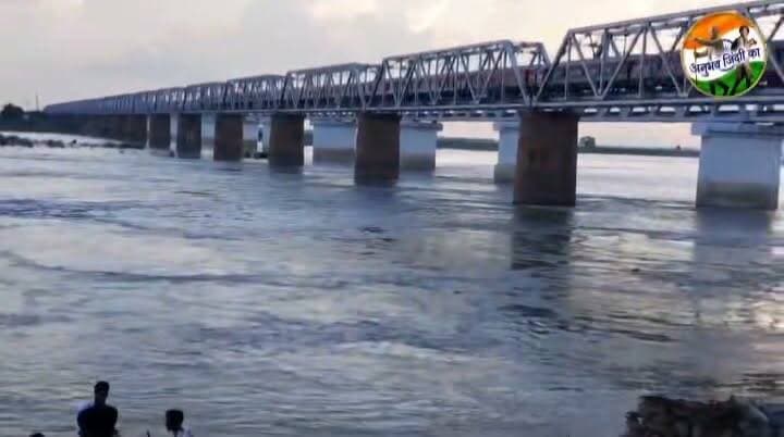मांझी के प्रसिद्ध #रामघाट पर करोड़ों की लागत से निर्माणरत अटल घाट बना सेल्फी प्वाइंट। प्रतिदिन शाम को अटल घाट पर दोपहिया व चार पहिया वाहनों पर सवार होकर दूर दराज से आने वाले तथा सेल्फी लेने वाले युवा युवतियों की उमड़ रही है भीड़। बाढ़ के पानी में उतरकर तथा रेलपुल के छत पर चढ़कर अपनी जान जोखिम में डालने तथा अजीबोगरीब करतब का रील बनाने की मची है होड़। #दाउदपुर #Daudpur #saran #NagarPanchayat #vairalpost #vairalphoto #𝙈𝙖𝙣𝙟𝙝𝙞 #ramghat