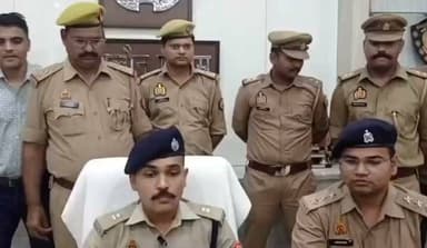 फर्जी पुलिस अधिकारी बनकर ऑनलाइन ठगी करने वाले गिरोह का पर्दाफाश, एक गिरफ्तार; छह आरोपी चिन्हित
#जालौन #उरई #कोंच
जालौन। जालौन पुलिस की साइबर क्राइम थाना टीम ने खुद को बिहार पुलिस का अधिकारी बताकर लोगों से ऑनलाइन ठगी करने वाले एक अंतरराज्यीय संगठित गिरोह का भंडाफोड़ किया है। पुलिस ने गिरोह के एक सदस्य को गिरफ्तार कर उसके कब्जे से घटना में प्रयुक्त दो की-पैड मोबाइल फोन और एक सिम कार्ड बरामद किया है।
पुलिस लाइन में आयोजित प्रेसवार्ता में अपर पुलिस अधीक्षक डॉ. ईशान सोनी ने बताया कि 8 जुलाई 2026 को प्रतिबिंब पोर्टल पर प्राप्त संदिग्ध मोबाइल नंबरों के आधार पर साइबर थाना उरई में सूचना प्रौद्योगिकी अधिनियम की धारा 66C एवं 66D के तहत सिरसाकलार थाना क्षेत्र के मानपुर निवासी दीपेंद्र कुमार के विरुद्ध मुकदमा दर्ज किया गया था। मामले की गंभीरता को देखते हुए पुलिस अधीक्षक के निर्देशन में दो विशेष टीमों का गठन किया गया।
जांच के दौरान कुल छह आरोपियों के नाम सामने आए। शुक्रवार को साइबर पुलिस ने दीपेंद्र कुमार को उरई के इकलाशपुरा चौराहे के पास से गिरफ्तार कर लिया। पूछताछ में आरोपी ने खुलासा किया कि गिरोह के सदस्य बिहार पुलिस के विभिन्न थानों में दर्ज मुकदमों की प्रतियां और स्टेट क्राइम ब्यूरो की वेबसाइट से जानकारी डाउनलोड करते थे। इसके बाद मुकदमा दर्ज कराने वालों को बिहार पुलिस अधिकारी बनकर फोन करते और कार्रवाई का भय दिखाकर या केस निपटाने का झांसा देकर ऑनलाइन रुपये वसूलते थे।
जांच में यह भी सामने आया कि गिरोह भोले-भाले लोगों के नाम पर बैंक खाते खुलवाता था तथा उन्हीं खातों में ठगी की रकम जमा कराई जाती थी। आरोपी ने स्वीकार किया कि गिरोह में कई सदस्य शामिल हैं और प्रत्येक सदस्य की अलग-अलग जिम्मेदारी तय थी। पुलिस के अनुसार इस गिरोह के तार कई राज्यों से जुड़े होने के संकेत मिले हैं और अन्य आरोपियों की गिरफ्तारी के लिए लगातार दबिश दी जा रही है।
