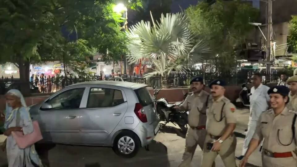 #हनुमानगढ़: नए एसपी बी. आदित्य ने संभाला मोर्चा, कानून-व्यवस्था का जायजा लेने निकाला फ्लैग मार्च , आमजन एवं व्यापारियों ने किया पुष्प वर्षा कर स्वागत।
#Hanumangarh_police #lalbahadurbhakharjournlist
हनुमानगढ़ #लालबहादुर_भाखर :- हनुमानगढ़ जिले के नवनियुक्त पुलिस अधीक्षक श्री बी. आदित्य ने कार्यभार ग्रहण करने के बाद शनिवार शाम हनुमानगढ़ जंक्शन क्षेत्र में फ्लैग मार्च निकाला। भगत सिंह चौक से शुरू होकर विभिन्न प्रमुख मार्गों व रेलवे स्टेशन परिसर से गुजरे इस फ्लैग मार्च के जरिए एसपी ने शहर की यातायात व सुरक्षा व्यवस्था का जायजा लिया। इस दौरान उन्होंने व्यापारियों और आमजन से सीधा संवाद कर सुरक्षा का भरोसा दिया, जिस पर बाजार में व्यापारियों ने पुष्पवर्षा कर उनका स्वागत किया। फ्लैग मार्च में पुलिस के आला अधिकारी और भारी जाब्ता मौजूद रहा।