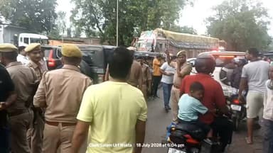 #गाजीपुर में पूर्व सांसद अतुल राय के काफिले पर पुलिस का शिकंजा, एक घंटे चली सघन तलाशी
#अतुल राय के काफिले को पुलिस ने घेरा, छह गाड़ियों की घंटों चली जांच MP Atul Rai Offical #GhazipurNews #bharatnews61