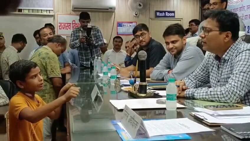 13 साल के अमिताभ का हौसला… जब घर पर लगा ताला तो पहुंच गया डीएम के दरबार। लखीमपुर खीरी के समाधान दिवस में छात्र ने बेबाकी से रखी अपनी फरियाद, जांच में सामने आई पारिवारिक विवाद की कहानी। प्रशासन ने निष्पक्ष कार्रवाई का दिया भरोसा।
#लखीमपुरखीरी #DMदरबार #संपूर्णसमाधानदिवस #छात्रकीफरियाद #न्यायकीउम्मीद #उत्तरप्रदेश #UPNews #GroundReport #BreakingNews #जिलाधिकारी #प्रशासनिककार्रवाई #परिवारिकविवाद #जनसुनवाई #भारतएक्सप्रेस #ViralNews #LakhimpurKheri Part 7