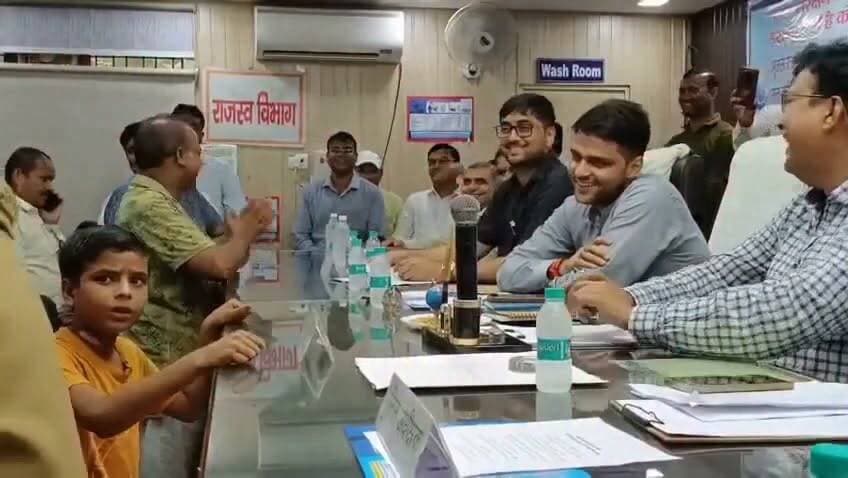 13 साल के अमिताभ का हौसला… जब घर पर लगा ताला तो पहुंच गया डीएम के दरबार। लखीमपुर खीरी के समाधान दिवस में छात्र ने बेबाकी से रखी अपनी फरियाद, जांच में सामने आई पारिवारिक विवाद की कहानी। प्रशासन ने निष्पक्ष कार्रवाई का दिया भरोसा।
#लखीमपुरखीरी #DMदरबार #संपूर्णसमाधानदिवस #छात्रकीफरियाद #न्यायकीउम्मीद #उत्तरप्रदेश #UPNews #GroundReport #BreakingNews #जिलाधिकारी #प्रशासनिककार्रवाई #परिवारिकविवाद #जनसुनवाई #भारतएक्सप्रेस #ViralNews #LakhimpurKheri Part 5