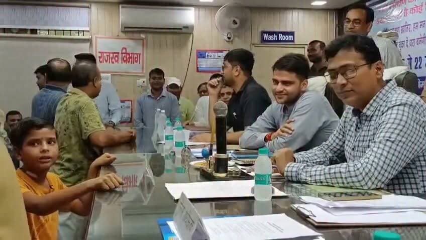 13 साल के अमिताभ का हौसला… जब घर पर लगा ताला तो पहुंच गया डीएम के दरबार। लखीमपुर खीरी के समाधान दिवस में छात्र ने बेबाकी से रखी अपनी फरियाद, जांच में सामने आई पारिवारिक विवाद की कहानी। प्रशासन ने निष्पक्ष कार्रवाई का दिया भरोसा।
#लखीमपुरखीरी #DMदरबार #संपूर्णसमाधानदिवस #छात्रकीफरियाद #न्यायकीउम्मीद #उत्तरप्रदेश #UPNews #GroundReport #BreakingNews #जिलाधिकारी #प्रशासनिककार्रवाई #परिवारिकविवाद #जनसुनवाई #भारतएक्सप्रेस #ViralNews #LakhimpurKheri Part 4