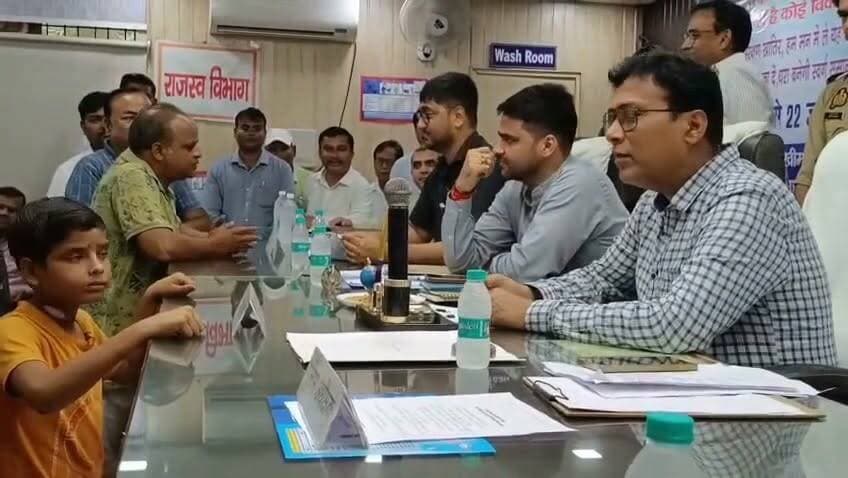13 साल के अमिताभ का हौसला… जब घर पर लगा ताला तो पहुंच गया डीएम के दरबार। लखीमपुर खीरी के समाधान दिवस में छात्र ने बेबाकी से रखी अपनी फरियाद, जांच में सामने आई पारिवारिक विवाद की कहानी। प्रशासन ने निष्पक्ष कार्रवाई का दिया भरोसा।
#लखीमपुरखीरी #DMदरबार #संपूर्णसमाधानदिवस #छात्रकीफरियाद #न्यायकीउम्मीद #उत्तरप्रदेश #UPNews #GroundReport #BreakingNews #जिलाधिकारी #प्रशासनिककार्रवाई #परिवारिकविवाद #जनसुनवाई #भारतएक्सप्रेस #ViralNews #LakhimpurKheri Part 3