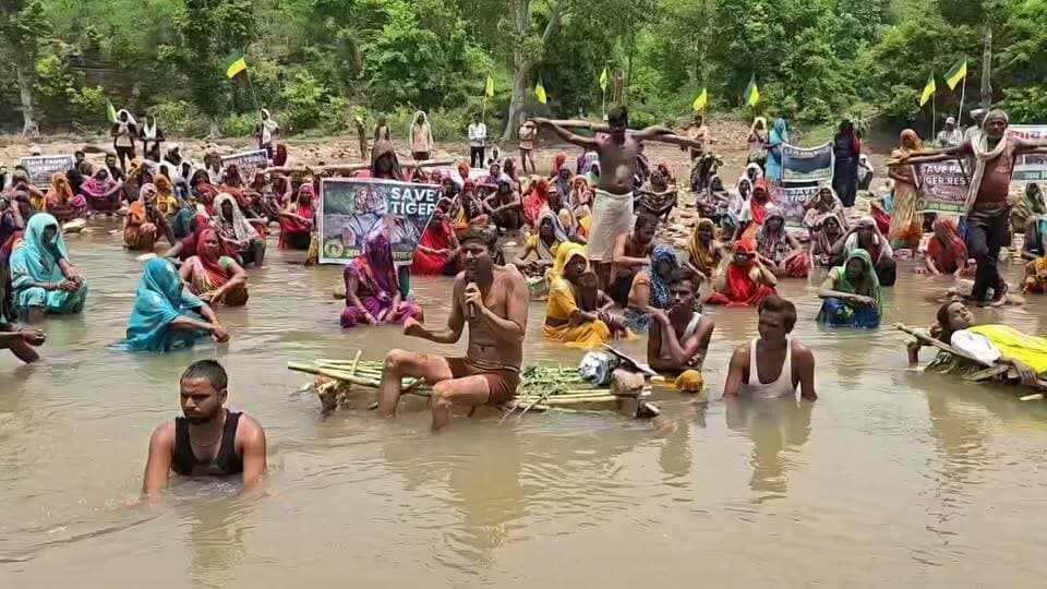 अमित भटनागर
"मैं भले मर जाऊँगा, पर एक संदेश छोड़ जाऊँगा…"
अमरण अनशन के दौरान मेरे ये शब्द सिर्फ मेरी आवाज़ नहीं, बल्कि हर उस इंसान की आवाज़ हैं जो अन्याय, शोषण और अत्याचार के खिलाफ खड़ा है।
आज भी इस देश में भगत सिंह पैदा होना बंद नहीं हुआ है।
जब-जब सत्ता अन्याय करेगी, तब-तब इस मिट्टी से संघर्ष की नई आवाज़ उठेगी।
मेरा जीवन समाप्त हो सकता है, लेकिन अन्याय के खिलाफ लड़ने का संकल्प नहीं।
यह देश झुकना नहीं, संघर्ष करना जानता है।
अगर आपको लगता है कि सच की इस लड़ाई में आपकी भी जिम्मेदारी है, तो इस संदेश को अधिक से अधिक लोगों तक पहुँचाइए।
"ज़िंदगी से बड़ी होती है विचारों की विरासत।"
✊ इंकलाब ज़िंदाबाद
🇮🇳 सत्यमेव जयते
#AmaranAnshan #InquilabZindabad #BhagatSingh #Justice #SaveTribal #SaveForest #AdivasiRights #SpeakForJustice #India #ViralVideo #जनआंदोलन #संघर्ष #न्याय #आदिवासीअधिकार #पर्यावरण