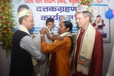 जिला पदाधिकारी-सह-जिला दंडाधिकारी, मधुबनी श्री आनंद शर्मा की उपस्थिति में आज विशिष्ट दत्तक ग्रहण संस्थान, मधुबनी में आवासित एक बालिका को दत्तक ग्रहण की समस्त वैधानिक एवं अंतिम प्रक्रियाएं पूर्ण करते हुए संयुक्त राज्य अमेरिका (USA) के एक दंपत्ति को विधिवत सुपुर्द किया गया।
#MadhubaniFirst