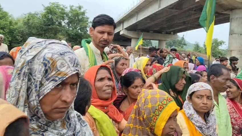 विस्थापितों का आरोप: प्रशासन ने बर्बरता से हटाया आंदोलन, अमित भटनागर ने अनशन जारी रखने की कही बात
विस्थापितों के आंदोलन के दौरान प्रशासन की कार्रवाई को लेकर विवाद गहरा गया है। आंदोलनकारियों का आरोप है कि प्रशासन ने उनकी जान की परवाह किए बिना बलपूर्वक कार्रवाई करते हुए प्रदर्शनकारियों को हटाया। उनका यह भी दावा है कि प्रदर्शन के दौरान आदिवासी महिलाओं को, जो बच्चों के साथ नदी पार कर रही थीं, पुलिस ने जबरन रोका, पकड़ा और हिरासत में ले लिया। कुछ प्रदर्शनकारियों ने पुलिस पर लाठीचार्ज का भी आरोप लगाया है।
आंदोलन का नेतृत्व कर रहे अमित भटनागर ने कहा है कि उनका आमरण अनशन जारी रहेगा। उन्होंने कहा, "मैं न तो ड्रिप लगवाऊंगा और न ही कुछ खाऊंगा। यदि मुझे जबरन कुछ खिलाने या ड्रिप लगाने की कोशिश की गई, तो मैं पानी पीना भी छोड़ दूंगा।"
वहीं आंदोलन का समर्थन कर रहे लोगों का कहना है कि लोकतांत्रिक तरीके से अपनी बात रखना, संविधान और अधिकारों की बात करना कोई अपराध नहीं है। उनका कहना है कि यदि अन्याय के खिलाफ आवाज उठाना गुनाह माना जाता है, तो यह आवाज आगे भी उठती रहेगी।
हालांकि, इन आरोपों पर प्रशासन की ओर से आधिकारिक प्रतिक्रिया सामने आना बाकी है।
#विस्थापित_आंदोलन #अमित_भटनागर #आमरण_अनशन #विस्थापन #आदिवासी_अधिकार #लोकतंत्र #संविधान #हक_अधिकार #प्रदर्शन #पुलिस_कार्रवाई #मध्यप्रदेश #पन्ना #जनआंदोलन #BreakingNews #PannaNews #MadhyaPradesh #Protest #Justice #SaveDisplaced #NewsUpdate