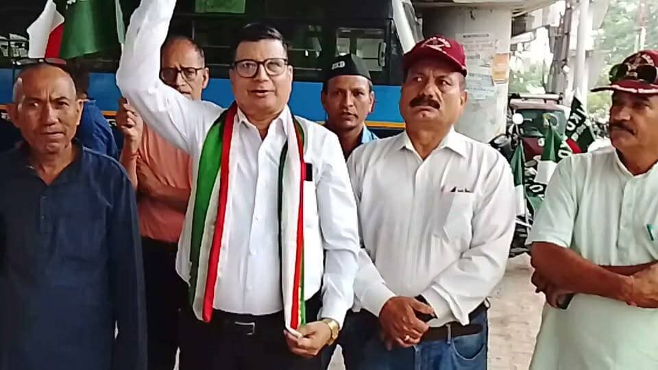 आज रायपुर विधानसभा के अंतर्गत मोहकमपुर में आयोजित "उक्रांद सदस्यता अभियान" में बोलते हुये उत्तराखंड क्रांति दल,तकनीकी प्रकोष्ठ के केंद्रीय अध्यक्ष,पीएमजीएसवाई से सेवानिवृत्त अधिशाषी अभियंता बड़े भाई आर०सी०उनियाल जी ..
#उक्रांदमिशन2027
#जयपहाड़जयपहाड़ी