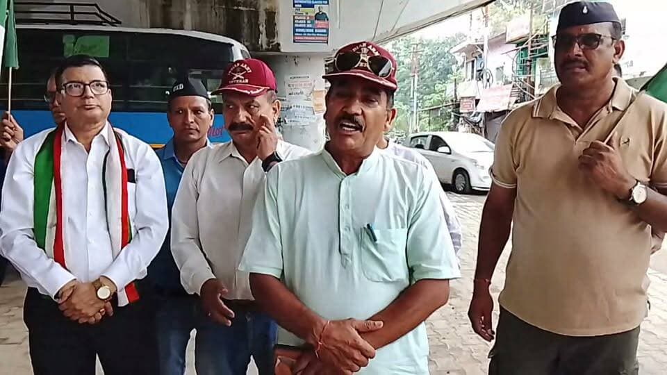 आज रायपुर विधानसभा के अंतर्गत मोहकमपुर में आयोजित "उक्रांद सदस्यता अभियान" में बोलते हुये सैन्य प्रकोष्ठ के केंद्रीय अध्यक्ष बड़े भाई सूबेदार मेजर महिपाल से पुण्डीर जी
#उक्रांदमिशन2027
#जयपहाड़जयपहाड़ी