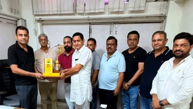 यमुनानगर अनाज मंडी आढ़ती एसोसिएशन ने डीएसपी कंवलजीत सिंह को किया सम्मानित, उत्कृष्ट सेवाओं के लिए जताया आभार।
#Yamunanagar #DSPKanwaljeetSingh #PoliceHonour #GrainMarket #ArhtiyaAssociation #CommunitySupport #BetterPolicing #TrafficManagement #PublicService #HaryanaNews #YamunanagarNews #PoliceRecognition #LawAndOrder #LocalNews #IndiaNews