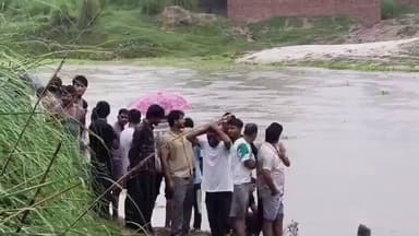 एक पल की लापरवाही, तीन ज़िंदगियां दांव पर!
#प्रतापगढ़ में नदी में नहाने गए एक ही परिवार के तीन युवक डूबे। मौके पर पुलिस और स्थानीय गोताखोरों की टीम रेस्क्यू में जुटी, परिवार का रो-रोकर बुरा हाल।
#UPNews #Pratapgarh @Uppolice https://t.co/4ZdwbJmbwL
