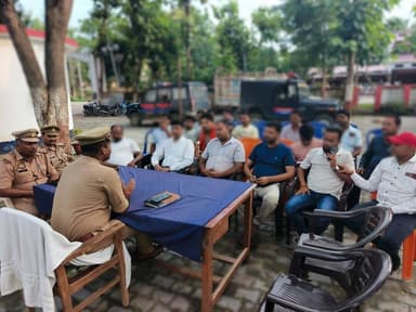 #SP_Shravasti श्री राहुल भाटी के निर्देशन में थानाध्यक्ष सिरसिया श्री सौरभ सिंह द्वारा व्यापारी बंधुओं के साथ बैठक कर उनकी समस्याओं एवं सुझावों को सुना गया तथा सुरक्षा व्यवस्था, पुलिस-व्यापारी समन्वय एवं जनसहभागिता को और अधिक सुदृढ़ बनाने पर चर्चा की गई। #UPPolice https://t.co/QKlX1dgJ2T