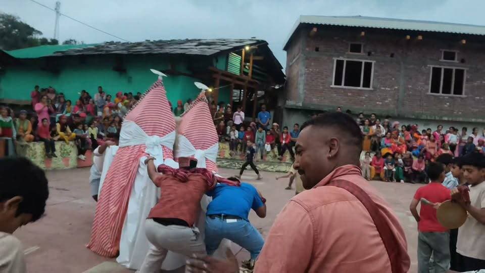 🙏 रवांई की आस्था का महापर्व, नाग देवताओं की पवित्र पालकियां पहुंची पाणीगांव।
Trending #Hashtags:
#नाग_देवता
#रंवाई
#सावन_मेला
#देवभूमि_उत्तराखंड
#लोकदेवता
#नाग_देवता_पालकी_यात्रा
#रंवाई_संस्कृति
#उत्तरकाशी
#पुरोला
#यमुनाघाटी
#सावन_2026
#सनातन_संस्कृति
#धार्मिक_आस्था
#उत्तराखंड_समाचार
#PahaadSandesh
#PahaadSandeshNews
#Uttarkashi
#DevbhoomiUttarakhand
#HarHarMahadev
#JaiNagDevta 🚩🙏