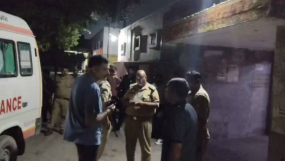 #किशनी थाना क्षेत्र में #दो पक्षों में #जमकर हुई #फायरिंग कई लोग #गंभीर रूप से हुए #घायल भारी पुलिस बल #मौजूद