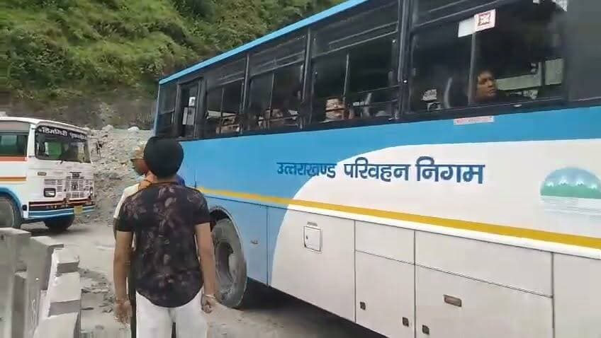 #चमोली : बद्रीनाथ राष्ट्रीय राजमार्ग पागलनाला व भनेरपानी के पास बंद सड़क मार्ग यातायात के लिए खुल गया है।