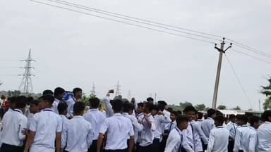 जवाहर नवोदय विद्यालय अटरू के छात्रों का गुस्सा फूटा, स्कूल से बाहर मेंन गेट पर आकर रोड़ को किया जाम, रोड़ पर वाहनों की दोनों तरफ लगी लम्बी कतारें, विद्यालय की प्रिंसिपल के खिलाफ कर रहे हैं नारेबाजी, पिछले सप्ताह भी छात्रों से मिलने को लेकर अभिभावकों ने प्रिंसिपल पर लगाए थे कई आरोप, बारां जिला कलेक्टर विद्यालय के अध्यक्ष होने के बाद भी विद्यालय को लेकर नहीं ले रहे कोई संज्ञान।
#dcdmbaran #jnvatru #jawaharnovdayvidhyalaye #atru #educationminister #dharmehnderpradhan
#RoadJaam