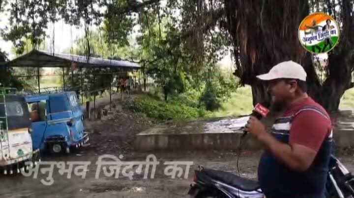 #बरसात के मौसम में छाता लगाकर #रेल_टिकट की होती है बिक्री तथा गमछा से सिर ढंककर यात्री बरसात का करते हैं मुकाबला। यात्रियों को खुले में करनी पड़ती है शौच, रेल यात्रियों के लिए बने शौचालय पर आवारा पशु एवम जहरीले जंतु हुए काबिज। वर्षों पूर्व आरपीएफ को हाल्ट से हटा लिए जाने से दहशतजदा है रेल यात्री। बिजली में आई तकनीकी गड़बड़ी के बाद 15 दिनों से घुप्प अंधेरे में डूबे #मांझी_रेलवे_हाल्ट के अंतहीन दर्द की कहानी पत्रकार मनोज कुमार सिंह की जुबानी। #मांझी #Daudpur #ताजपुर #एकमा #दाउदपुर #vairalpost #vairalphoto #𝙈𝙖𝙣𝙟𝙝𝙞 #मांझी