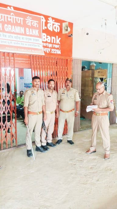 #SSPJNR @ipskunwaranupam के निर्देशन में बैंक चेकिंग अभियान के तहत @jaunpurpolice द्वारा बैंक/ATM तथा बैंको के आस-पास संदिग्धों की चेकिग की गयी तथा बैंको में लगे सुरक्षा व्यवस्था सम्बन्धित उपकरणों को चेक कर ड्यूटी पर लगे सुरक्षाकर्मियों को दिशा निर्देश दिए गए। https://t.co/LDWMwxqvLJ