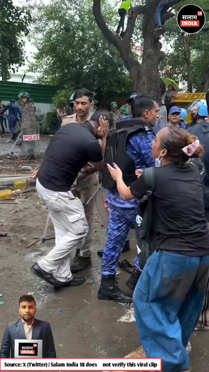 छात्रों को बुरी तरह पीट रही पुलिस #jantarmantar #delhinews #salamimdia18 #viralvideo #news #reel #shorts