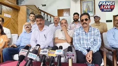 तीसा विद्यालय नाट्य प्रस्तुति विवाद: राजपूत सभा चंबा ने उपायुक्त को सौंपा ज्ञापन, निष्पक्ष जांच की मांग
सुरेंद्र ठाकुर Pangi Live News
चम्बा 20 जुलाई 26
तीसा क्षेत्र के एक विद्यालय में सामाजिक मेले के दौरान विद्यार्थियों द्वारा प्रस्तुत नाट्य प्रस्तुति को लेकर चल रहे विवाद के बीच राजपूत सभा चंबा ने सोमवार को उपायुक्त चंबा को ज्ञापन सौंपकर मामले में निष्पक्ष जांच की मांग उठाई है।
ज्ञापन में राजपूत सभा ने कहा कि कुछ संगठनों एवं व्यक्तियों द्वारा विद्यालय प्रबंधन, शिक्षकों तथा विद्यार्थियों के विरुद्ध कार्रवाई की मांग की जा रही है। सभा का कहना है कि किसी भी प्रकार की कार्रवाई से पहले पूरे मामले की तथ्यों के आधार पर निष्पक्ष जांच कराई जानी चाहिए। बिना पर्याप्त जांच के विद्यार्थियों, शिक्षकों अथवा विद्यालय प्रबंधन के विरुद्ध दंडात्मक कार्रवाई करना न्यायसंगत नहीं होगा।
सभा ने अपने ज्ञापन में कहा कि विद्यालय शिक्षा और व्यक्तित्व विकास का केंद्र होते हैं, जहां विद्यार्थियों को विभिन्न सामाजिक विषयों पर सीखने और अपनी अभिव्यक्ति प्रस्तुत करने का अवसर मिलता है। ऐसे मामलों में बिना समुचित जांच के कठोर कार्रवाई होने से विद्यार्थियों का मनोबल प्रभावित होगा और शिक्षकों में भी भय का वातावरण पैदा हो सकता है, जिसका प्रतिकूल असर शिक्षा व्यवस्था पर पड़ेगा।
राजपूत सभा की प्रमुख मांगें
मामले में किसी भी कार्रवाई से पहले निष्पक्ष एवं तथ्यों पर आधारित जांच सुनिश्चित की जाए।
विद्यार्थियों, शिक्षकों एवं विद्यालय प्रबंधन के विरुद्ध जल्दबाजी में कोई दंडात्मक कार्रवाई न की जाए।
सभी पक्षों की बात सुनकर संविधान एवं कानून के अनुरूप निष्पक्ष निर्णय लिया जाए।
जिले में शांति, सौहार्द एवं कानून-व्यवस्था बनाए रखने के लिए आवश्यक कदम उठाए जाएं।
ज्ञापन के अंत में राजपूत सभा चंबा ने विश्वास जताया कि जिला प्रशासन निष्पक्षता और न्याय के सिद्धांतों का पालन करते हुए उचित निर्णय लेगा।
#PangiLiveNews #Chamba #Tissa #RajputSabha #SchoolControversy #DeputyCommissioner #HimachalNews #Education #ChambaNews