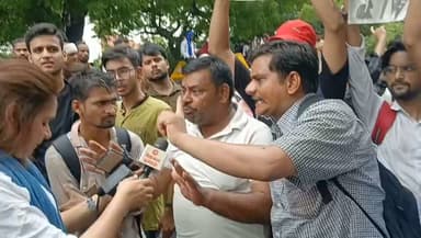 नई दिल्ली संसद घेराव: अरवल विकास मंच के अध्यक्ष मनोज सिंह यादव का बड़ा हमला, शिक्षा मंत्री के इस्तीफे की मांग!बड़ी कार्रवाई: दिल्ली में बिहार के अरवल जिले के कार्यकर्ताओं का जोरदार प्रदर्शन।पुलिसिया एक्शन: प्रदर्शनकारियों पर पुलिस का लाठीचार्ज और आंसू गैस के गोले छोड़े गए।तीखा हमला: "मोदी सरकार पुलिस के दम पर जनता की आवाज दबाना चाहती है।"मुख्य मांग: केंद्रीय शिक्षा मंत्री धर्मेंद्र प्रधान तुरंत इस्तीफा दें।हुंकार: लोकतंत्र में जनता मालिक है, आंदोलन पीछे नहीं हटेगा।#ParliamentProtest Public Ki Awaz - News #ManojSinghYadav #DharmendraPradhan #Arwal #BiharNews #protest