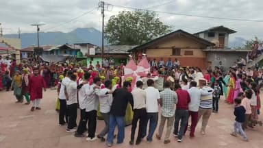 उत्तरकाशी: महादेव के पवित्र महीने श्रावण में पुरोला के पाणीगांव में क्षेत्रीय ईष्ट नाग देवताओं के मेले का शानदार दृश्य। #BreakingNews #uttarkashinews