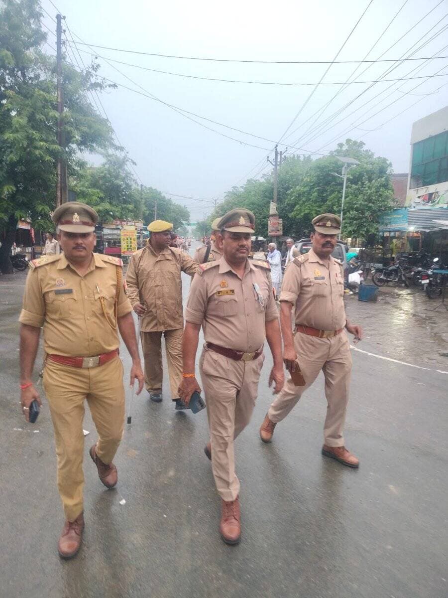#Etawahpolice
#Footpatrolling
⏭️SSP इटावा @BrijeshS_211 के निर्देशन में थाना सहसों पुलिस द्वारा थाना क्षेत्रान्तर्गत शांति व्यवस्था के दृष्टिगत सुरक्षा, शांति, सौहार्द व कानून-व्यवस्था बनाए रखने हेतु प्रमुख बाजारों व मुख्य मार्गो पर पैदल गश्त की गई। https://t.co/GQa53OiiDs