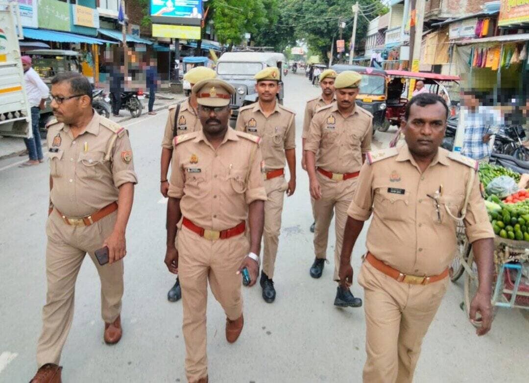 #SSP_JNR के निर्देशन में कानून एवं शांति व्यवस्था बनाए रखने के दृष्टिगत जनपद के समस्त प्र0नि0/थानाध्यक्ष द्वारा पर्याप्त पुलिस बल के साथ संवेदनशील स्थलों, प्रमुख बाजारों एवं मुख्य मार्गों पर सघन चेकिंग एवं पैदल गश्त की गई तथा आम जनमानस को सुरक्षा का एहसास कराया गया। https://t.co/RQNoLIJYvZ