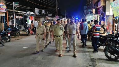 #SP_SBR के निर्देशन में #CO_CITY द्वारा आगामी त्यौहारों श्रावण मास के दृष्टिगत थाना रॉबर्ट्सगंज क्षेत्र में सघन पैदल गश्त एवं संदिग्ध व्यक्ति/वाहनों की चेकिंग की गई-
@Uppolice
@adgzonevaranasi
@digmirzapur https://t.co/GY06ZoQV7B