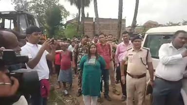 सम्राट सरकार का अतिक्रमण पर बड़ा एक्शन! अमरपुर में गरजा बुलडोजर, आधा दर्जन घरों पर चली कार्रवाई; तीन मंजिला मकान भी जद में
बिहार में अतिक्रमण के खिलाफ सरकार का अभियान अब तेज होता नजर आ रहा है। इसी कड़ी में बांका जिले के अमरपुर प्रखंड के रामचंद्रपुर इटहरी गांव में प्रशासन का बुलडोजर गरजा। यहां एक-दो नहीं बल्कि आधा दर्जन से अधिक घरों पर अतिक्रमण हटाने की कार्रवाई की गई।
#BiharGovernment #SamratChaudhary #EncroachmentDrive #Amarpur #Banka #BulldozerAction #BiharNews #BankaNews