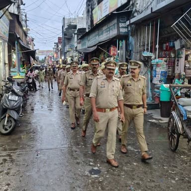 पुलिस अधीक्षक पीलीभीत के निर्देशन में थाना कोतवाली पुलिस द्वारा आगामी श्रावण मास एवं कांवड़ यात्रा-2026 के दृष्टिगत शान्ति एवं कानून-व्यवस्था सुदृढ़ बनाए रखने हेतु मुख्य मार्गों, बाजारों तथा भीड़-भाड़ वाले क्षेत्रों में फुट पेट्रोलिंग की गई।
#UPPolice https://t.co/vgtZGkVjYt