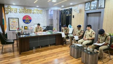 आज दिनांक 20.07.2026 को @adgzonekanpur अपर पुलिस महानिदेशक, कानपुर जोन द्वारा दिए गए निर्देशों के क्रम में पुलिस अधीक्षक औरैया द्वारा आज कैंप कार्यालय में अपर पुलिस अधीक्षक, समस्त क्षेत्राधिकारी, थाना प्रभारी/थानाध्यक्ष एवं प्रभारी निरीक्षकों के साथ कानून-व्यवस्था एवं अन्य महत्वपूर्ण बिंदुओं के संबंध में आयोजित गोष्ठी/वीडियो कॉन्फ्रेंसिंग का आयोजन किया गया। बैठक में कानून-व्यवस्था को और अधिक सुदृढ़ बनाए रखने, अपराध नियंत्रण, जनसुनवाई की गुणवत्ता एवं आगामी चुनौतियों के दृष्टिगत आवश्यक दिशा-निर्देश दिए गए।