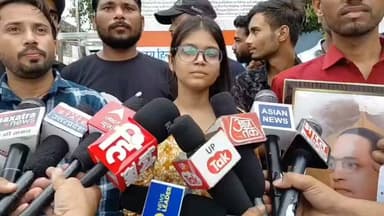 गांधी चबूतरा पर सोनम वांगचुक के समर्थन में विद्यार्थियों का शांतिपूर्ण धरना
क्रासर-- शिक्षा मंत्री के इस्तीफे की उठाई मांग
#जालौन #शिक्षामंत्रीस्तीफादो #highlights
उरई (जालौन)। सोमवार को विद्यार्थियों ने गांधी चबूतरा पर शांतिपूर्ण धरना-प्रदर्शन कर शिक्षाविद सोनम वांगचुक के समर्थन में अपनी आवाज बुलंद की। प्रदर्शनकारियों ने केंद्र सरकार के खिलाफ नारेबाजी करते हुए शिक्षा से जुड़े मुद्दों पर चिंता जताई।
विद्यार्थियों ने प्रदर्शन के दौरान केंद्रीय शिक्षा मंत्री धर्मेंद्र प्रधान से इस्तीफे की मांग की और कहा कि युवाओं एवं शिक्षा से जुड़े मुद्दों पर सरकार को गंभीरता से कदम उठाने चाहिए।धरना शांतिपूर्ण ढंग से संपन्न हुआ। प्रदर्शन के दौरान विद्यार्थियों ने अपनी मांगों को लेकर प्रशासन के माध्यम से ज्ञापन सौंपने की भी बात कही।कंचन सिंह,सौम्या सेनी,अनुष्का,यासमीन,निशा,अनुपम कुमार
नवदीप नगाइच,अक्षास यादव,अनुभव बुधौलिया,रवि लोनी,कपिल सोयब,समीर, सुशील गौतम,जितेन्द्र, रोहित, हरियोम ललोनिया