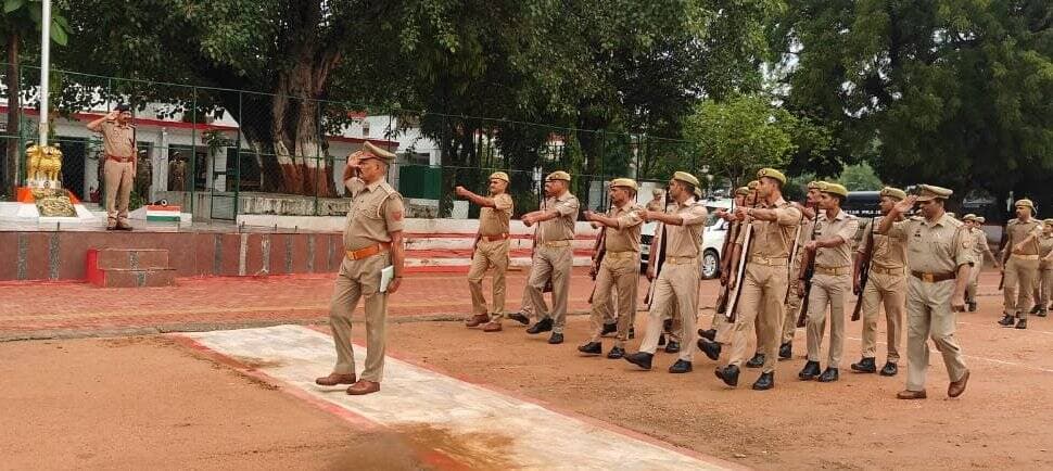 #Addl_SP_Lalitpur @kaloosingh द्वारा रिजर्व पुलिस लाइन्स, ललितपुर में मंगलवार परेड की सलामी लेकर, परेड का निरीक्षण किया गया। तत्पश्चात पुलिस कर्मियों का अर्दली रूम लिया गया तथा संबंधित को आवश्यक दिशा-निर्देश दिए गए। #LalitpurPolice #UPPolice https://t.co/rMLsSgGF8G
