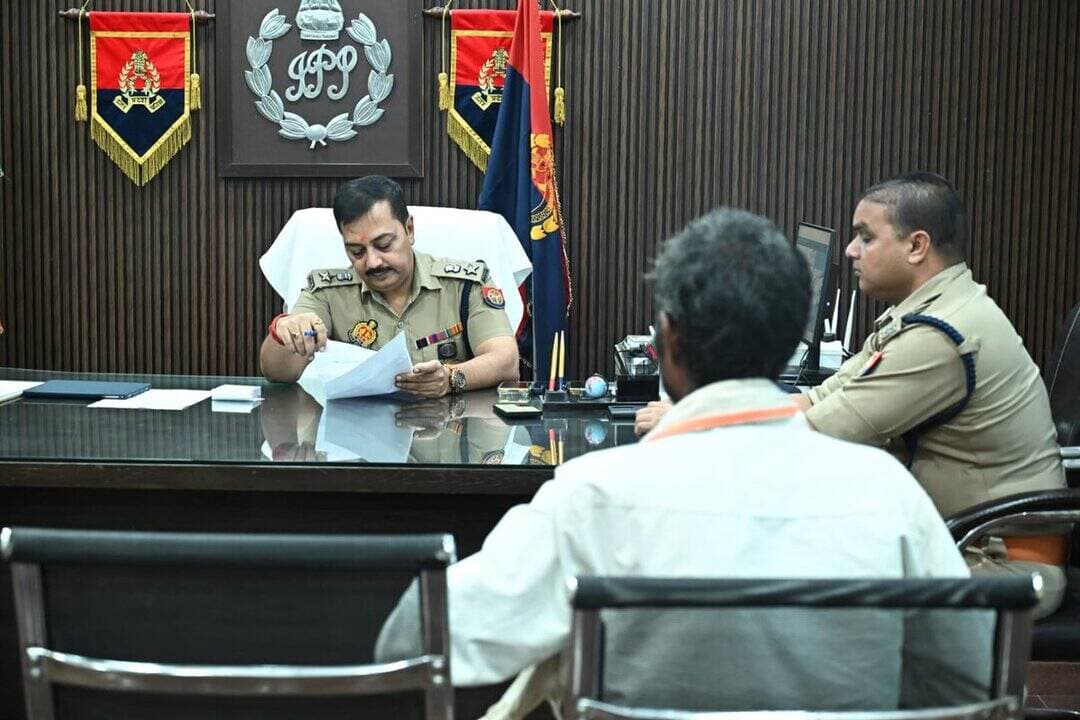 #SPLalitpur@IPS श्री संजीव कुमार बाजपेई द्वारा पुलिस अधीक्षक कार्यालय में #जनसुनवाई की गई।
➡️जनसुनवाई के दौरान फरियादियों की शिकायतों/समस्याओं को गंभीरता से सुना गया तथा उनके त्वरित एवं गुणवत्तापूर्ण निस्तारण करने हेतु सम्बन्धित को आवश्यक निर्देश दिए गए। https://t.co/wRRF6vhu04
