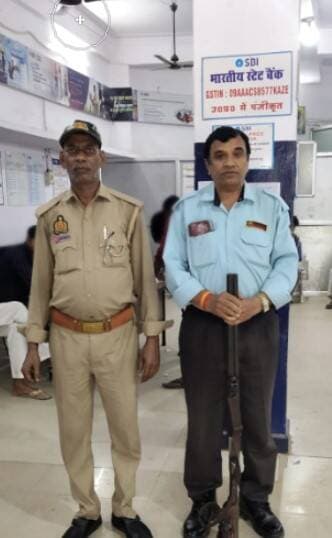 पुलिस अधीक्षक संतकबीरनगर के निर्देशन मे अपराध एवं अपराधियो पर प्रभावी नियंत्रण हेतु थाना दुधारा पुलिस द्वारा <nis:link nis:type=tag nis:id=बैंक_चेकिंग_अभियान nis:value=बैंक_चेकिंग_अभियान nis:enabled=true nis:link/> चलाया गया,बैक/ATM एवं आसपास के क्षेत्रो में संदिग्ध व्यक्ति/वाहनो की सघन चेकिग की गई,ड्यूटी पर तैनात सुरक्षाकर्मियों को आवश्यक दिशा-निर्देश दिए गए। https://t.co/U16Kzx1yqt
