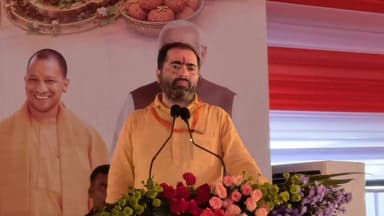 🚨 बाराबंकी | मुख्यमंत्री के कार्यक्रम से पहले मंत्री सतीश शर्मा का संबोधन, जयकारों से गूंजा पंडाल
मुख्यमंत्री योगी आदित्यनाथ के आगमन से पूर्व उत्तर प्रदेश के खाद्य एवं रसद (राशन) मंत्री सतीश चंद्र शर्मा ने मंच से उपस्थित जनसमूह को संबोधित किया।
अपने संबोधन के दौरान उन्होंने सरकार की जनकल्याणकारी योजनाओं एवं विकास कार्यों का उल्लेख किया। मंत्री के संबोधन के बीच कार्यक्रम स्थल शंखनाद, "हर-हर महादेव" और "जय श्रीराम" के जयघोषों से गूंज उठा। वहीं बड़ी संख्या में मौजूद समर्थकों ने "जय भाजपा" के नारे भी लगाए, जिससे पूरे पंडाल का माहौल उत्साहपूर्ण हो गया।
🎥 देखिए, मुख्यमंत्री के आगमन से पहले मंत्री सतीश शर्मा के संबोधन और कार्यक्रम स्थल का जोशीला माहौल... 👇👇👇
#Barabanki #SatishChandraSharma #YogiAdityanath #LodheshwarMahadev #MahadevaDham #BreakingNews #BarabankiNews #RaviGupta #जिला_संवाददाता_बाराबंकी