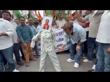 #खाचरियावास के नेतृत्व में सैकड़ों कार्यकर्ताओं ने #धर्मेंद्र #प्रधान का पुतला फूंका,