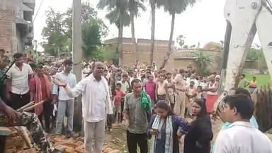 सम्राट बुलडोजर का एक्शन या चयन? अमरपुर के इटहरी में गरीबों के आशियाने टूटे, ग्रामीण बोले– बड़े मकानों पर क्यों रुका बुलडोजर?"
#सम्राटबुलडोजर #SamratBulldozer #बिहारसरकार #BiharGovernment #अतिक्रमणहटाओअभियान #EncroachmentDrive #BulldozerAction #AmarpurNews #Amarpur #BankaNews #Banka #रामचंद्रपुरइटहरी #ItahriVillage #BiharNews #BiharBreakingNews #GroundReport #ग्राउंडरिपोर्ट #बिहारकीखबर #स्थानीयखबर #LocalNews #BreakingNews #BigAction #AdministrationAction #प्रशासनिककार्रवाई #सरकारीजमीन #GovernmentLand #JCBAction #जेसीबीकार्रवाई #गरीबोंकाआशियाना #ग्रामीणोंकासवाल