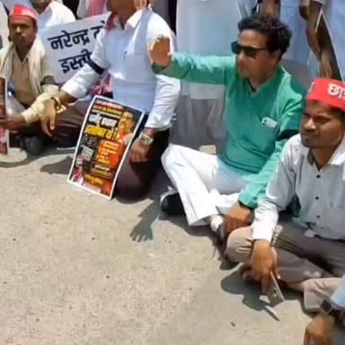 #बलरामपुर: दिल्ली में छात्रों पर लाठीचार्ज के विरोध में अम्बेडकर वाहिनी का प्रदर्शन, राष्ट्रपति को भेजा ज्ञापन...
₹बलरामपुर। देश की राजधानी दिल्ली के जंतर-मंतर पर विभिन्न प्रतियोगी परीक्षाओं में कथित पेपर लीक के विरोध में प्रदर्शन कर रहे छात्र-छात्राओं पर हुए पुलिस लाठीचार्ज के विरोध में शुक्रवार को बलरामपुर में अम्बेडकर वाहिनी के कार्यकर्ताओं ने प्रदर्शन किया।
कार्यकर्ता सड़कों पर उतर आए और केंद्र व राज्य सरकार के खिलाफ नारेबाजी करते हुए प्रदर्शन किया। प्रदर्शनकारियों का आरोप था कि बार-बार पेपर लीक की घटनाओं से युवाओं का भविष्य प्रभावित हो रहा है। उन्होंने मांग की कि परीक्षा प्रणाली को पूरी तरह पारदर्शी बनाया जाए और पेपर लीक के मामलों में शामिल लोगों के खिलाफ कड़ी कार्रवाई की जाए।
प्रदर्शन के दौरान संगठन के कार्यकर्ताओं ने विभिन्न मुद्दों को लेकर अपनी नाराजगी जताई और चेतावनी दी कि यदि सरकार छात्रों की मांगों पर शीघ्र कार्रवाई नहीं करती, तो आगे और व्यापक आंदोलन किया जाएगा।
प्रदर्शन को देखते हुए प्रशासन की ओर से सुरक्षा के मद्देनज़र पुलिस बल तैनात किया गया था। कार्यक्रम के अंत में राष्ट्रपति के नाम संबोधित एक ज्ञापन प्रशासन को सौंपा गया, जिसमें दिल्ली लाठीचार्ज की निष्पक्ष जांच, दोषियों के खिलाफ कार्रवाई तथा पारदर्शी परीक्षा व्यवस्था सुनिश्चित करने की मांग की गई।
प्रदर्शन में पूर्व विधायक जगराम पासवान, जिला उपाध्यक्ष शफीउल्ला खान, विकास मंत्री, विजय मौर्य, संजय कुमार, महिला सभा की पूर्व अध्यक्ष शबाना खान, सद्दाम हुसैन, अनुरुद्ध यादव, आनंद कुमार, पप्पू यादव, गणेश कुमार सहित बड़ी संख्या में कार्यकर्ता मौजूद रहे।
बाइट: मनीष सोनकर, जिलाध्यक्ष, अम्बेडकर वाहिनी।