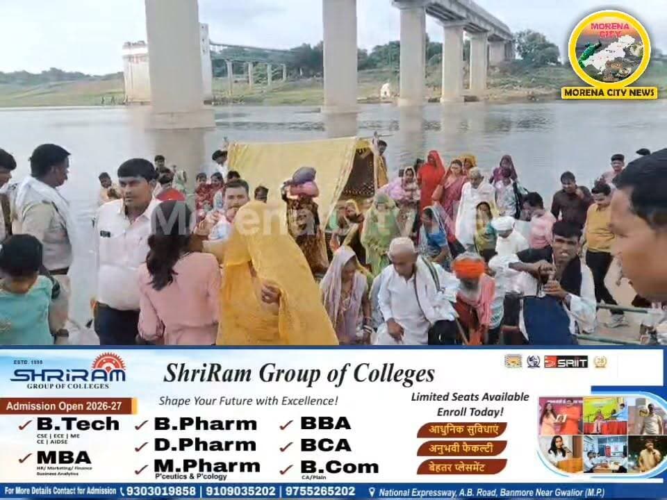 चम्बल में मौत की सवारी! बिना परमिशन और बिना लाइफ जैकेट दौड़ रहा था स्टीमर, पुलिस ने मारा छापा
मुरैना: महुआ थाना पुलिस ने चम्बल नदी के उसैद घाट पर कार्रवाई करते हुए बिना वैध अनुमति के संचालित एक स्टीमर जब्त किया। पुलिस के अनुसार चालक अशोक निषाद निवासी गढ़ नदगवां, जिला आगरा कई महीनों से अवैध रूप से स्टीमर चला रहा था। जांच में स्टीमर में यात्रियों के लिए लाइफ जैकेट सहित कोई सुरक्षा व्यवस्था नहीं मिली। पुलिस ने स्टीमर जब्त कर चालक अशोक निषाद के खिलाफ मामला दर्ज कर आगे की कार्रवाई शुरू कर दी है।
#morena #मुरैना #चंबल #नदी #बीहड़ #पुलिस