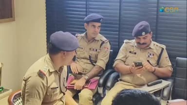 पथरी मंदिर डबल मर्डर का खुलासा, 24 घंटे में 3 आरोपी गिरफ्तार
हरिद्वार के पथरी थाना क्षेत्र स्थित पथरेश्वर महादेव मंदिर में हुए दोहरे साधु हत्याकांड का पुलिस ने 24 घंटे में खुलासा कर दिया है। एसएसपी हरिद्वार नवनीत सिंह भुल्लर के नेतृत्व में पुलिस ने तीन आरोपियों को गिरफ्तार किया है, जबकि एक आरोपी फरार है।
एसएसपी हरिद्वार नवनीत सिंह भुल्लर ने बताया कि मंदिर में रहने वाले साधुओं के बीच गद्दी को लेकर विवाद चल रहा था। मुख्य पुजारी ने अपने तीन साथियों के साथ मिलकर दोनों साधुओं की हत्या कर दी और शवों को मंदिर के पीछे गड्ढा खोदकर दफना दिया।
हत्या में इस्तेमाल किए गए हथियार भी बरामद कर लिए गए हैं।पुलिस ने गिरफ्तार आरोपियों को न्यायालय में पेश करने की तैयारी शुरू कर दी है, वहीं फरार आरोपी की तलाश जारी है।
#haridwar #haridwarcity #haridwarnews #haridwarpolice #murdermystery #doublemurder #doublemurdercase #crimestory #crimenews #sspharidwar