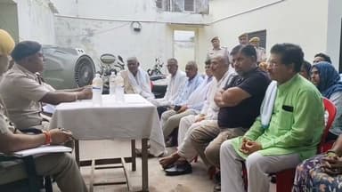 #भरतपुर। जिले के रुदावल थाना परिसर में आगामी त्योहारों एवं क्षेत्र में शांति व कानून व्यवस्था बनाए रखने के संबंध में सीएलजी सदस्यों व गणमान्य नागरिकों की बैठक आयोजित की गई। बैठक में बयाना एएसपी हरिराम कुमावत तथा रुदावल थानाधिकारी नरेश शर्मा विशेष रूप से मौजूद रहे। इस दौरान एएसपी ने उपस्थित सीएलजी सदस्यों व सुरक्षा सखियों से क्षेत्र की समस्याओं पर चर्चा की और आगामी त्योहारों को शांतिपूर्ण, सौहार्दपूर्ण एवं भाईचारे के साथ मनाने की अपील की। पुलिस अधिकारियों ने असामाजिक तत्वों पर नजर रखने और किसी भी संदिग्ध गतिविधि की सूचना तुरंत पुलिस को देने का आग्रह किया।