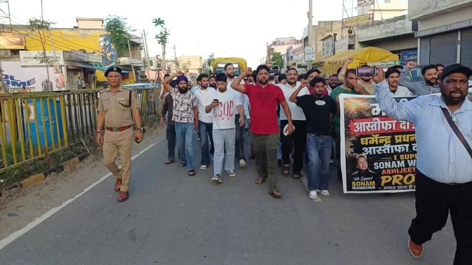 #दिल्ली जंतर मंतर पर #स्टूडेंट्स पर हुए लाठी चार्ज के #विरोध में और शिक्षा #मंत्री #धर्मेंद्र प्रधान के इस्तिफे के मांग को लेकर शाहाबाद के #युवाओं ने किया रोष #प्रदर्शन