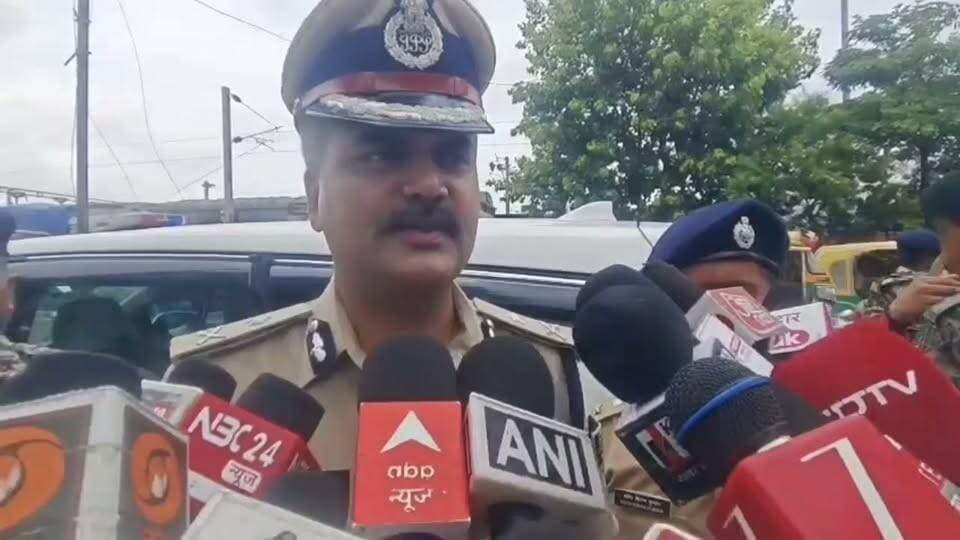 छात्रों के बवाल के बाद एक्शन में पुलिस, मगध IG विकास वैभव ने किया घटनास्थल का निरीक्षण, बोले- 15 गिरफ्तार, कई हिरासत में।
नीट परीक्षा में कथित पेपर लीक को लेकर गुरुवार को जहानाबाद में हुए हिंसक प्रदर्शन और बवाल के बाद पुलिस-प्रशासन पूरी तरह एक्शन मोड में आ गया है। शुक्रवार को मगध प्रक्षेत्र के आईजी विकास वैभव खुद जहानाबाद पहुंचे और विधि-व्यवस्था का जायजा लिया।
आईजी विकास वैभव ने गुरुवार को उपद्रव वाले घटनास्थल और डीएम आवास का मुआयना किया। इस दौरान उन्होंने एसपी समेत वरीय अधिकारियों के साथ स्थिति की समीक्षा की और शांति व्यवस्था बनाए रखने व उपद्रवियों पर कड़ी कार्रवाई के निर्देश दिए। शनिवार को प्रस्तावित बिहार बंद को लेकर भी पुलिस को अलर्ट मोड पर रखा गया है।
*क्या हुआ था जहानाबाद में?*
गुरुवार को NEET पेपर लीक के खिलाफ छात्र संगठनों का प्रदर्शन हिंसक हो गया था। आरोप है कि प्रदर्शनकारियों ने पुलिस पर पथराव किया, रेलवे ट्रैक को निशाना बनाया और डीएम आवास पर भी पत्थरबाजी की। स्थिति को नियंत्रित करने के लिए पुलिस को कई राउंड हवाई फायरिंग करनी पड़ी थी। इस घटना में टाउन इंस्पेक्टर सहित कई पुलिस अधिकारी घायल हुए थे।
*IG बोले- 15 गिरफ्तार, छात्रों से शांति की अपील*
मीडिया से बातचीत में IG विकास वैभव ने बताया कि पुलिस ने त्वरित कार्रवाई करते हुए हिंसक प्रदर्शन के मामले में अब तक 15 लोगों को गिरफ्तार किया है, जबकि कई लोगों को हिरासत में लेकर पूछताछ की जा रही है। उन्होंने छात्रों से अपील की कि वे शांतिपूर्ण तरीके से अपना विरोध दर्ज कराएं और कानून को हाथ में न लें।
*बिहार बंद को लेकर हाई अलर्ट*
शनिवार को प्रस्तावित बिहार बंद के मद्देनजर जहानाबाद में सुरक्षा व्यवस्था कड़ी कर दी गई है। डीएम आवास समेत शहर के सभी प्रमुख चौक-चौराहों पर भारी संख्या में पुलिस बल तैनात किया गया है। असामाजिक तत्वों पर नजर रखने के लिए डीएम आवास के बाहर अतिरिक्त सीसीटीवी कैमरे लगाए जा रहे हैं।
#24NewsLive #Jehanabad #NEETRow #VikasVaibhav #BiharNews #BiharBandh